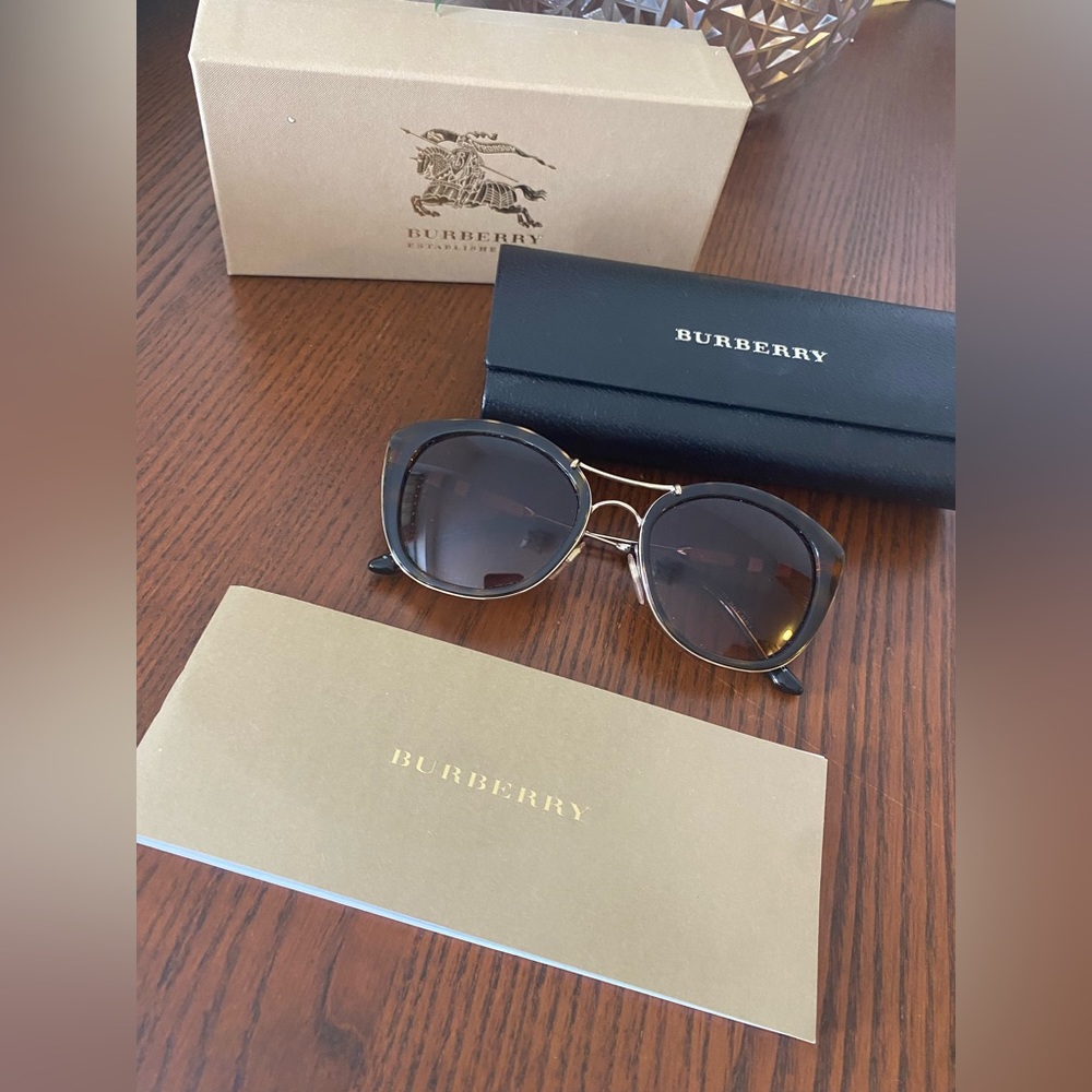Burberry sunglasses brown 53mm. Made in Italy